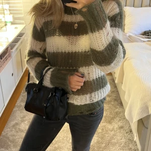 Zara väska - Säljer min väska ifrån Zara som är använd ca 2 gånger!! Så sjukt bra skick och säljer för att jag inte får användning för den😢😍 Har några fler bilder så kom privat för fler🥰Köpte för 400kr och säljer för 300kr för att den är i princip ny.