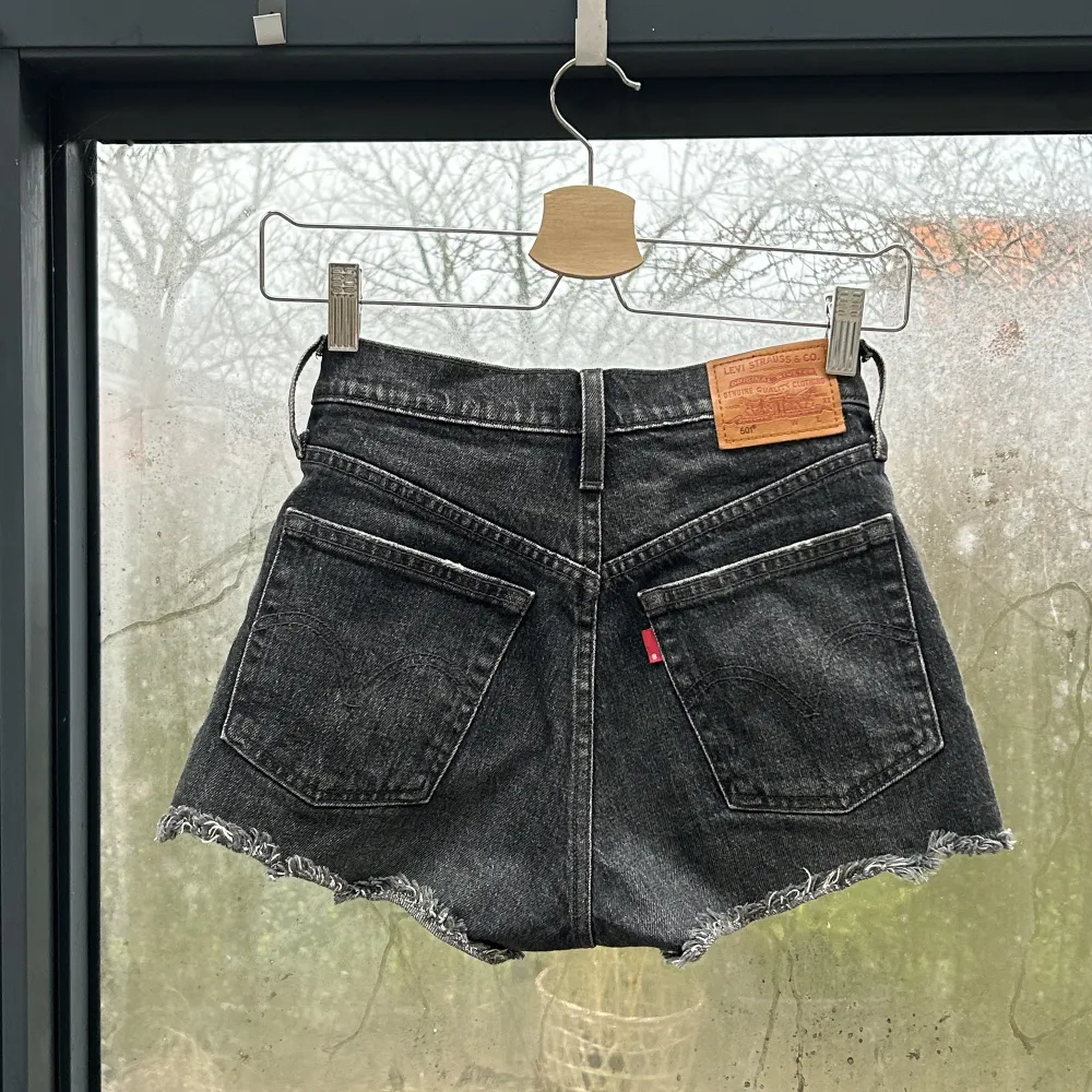 Svarta Levis shorts i modellen 501 original shorts. Inget sönder 🤩💞. Shorts.