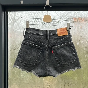 Svarta Levis shorts  - Svarta Levis shorts i modellen 501 original shorts. Inget sönder 🤩💞