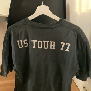 Band tshirt - Riktigt snygg Led Zeppelin tshirt köpt från Carlings för 400kr. Väldigt lite använd och tyget SKA se lite slitet ut. Dam Oversize men passar nog unisex