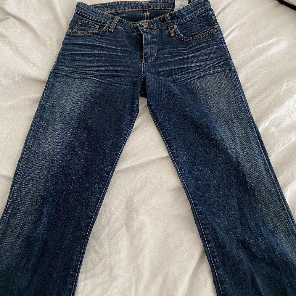 Jättesnygga bootcut jeans som är långa i benen! Passar mig som brukar ha medium i storlek och är 177 lång! De är ändå ner till fötterna på mig:). Jeans & Byxor.