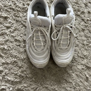 Air max 97 vit storlek 40 - Storlek 40, har använts ett par gånger, skicklig, bekväm 