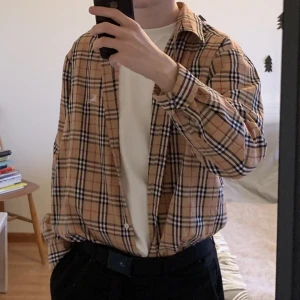 Burberry skjorta - Vintage Burberry skjorta, nova check design, nypris 1500-2000kr. Varsamt använd, storlek L men funkar som oversized M.