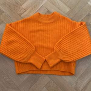 Stickad tröja i klar orange färg, använd ett fåtal gånger så den är i väldigt bra skick 🌟