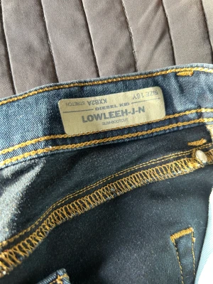 Låg midjade jeans från diesel  - Snygga lågmidjade jeans från diesel med snygga detaljer. Storlek 16y 💕passar perfekt på mig som är 170. Pris går att diskutera och köparen står för frakten 🫶🏻
