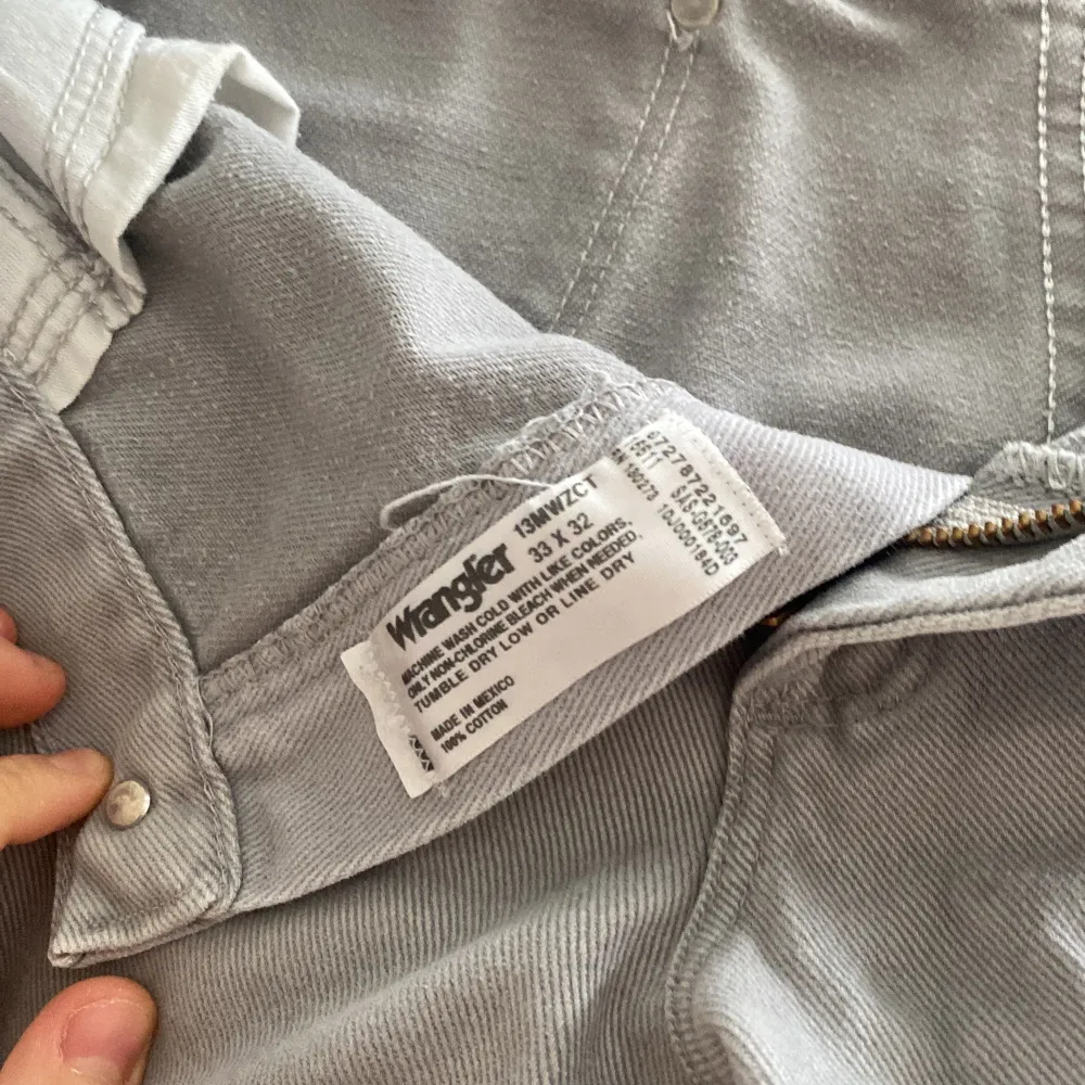 Gråa wrangler jeans i storlek 33x32! Säljer pga för stora, finns en liten flaw (se bild 3) . Jeans & Byxor.