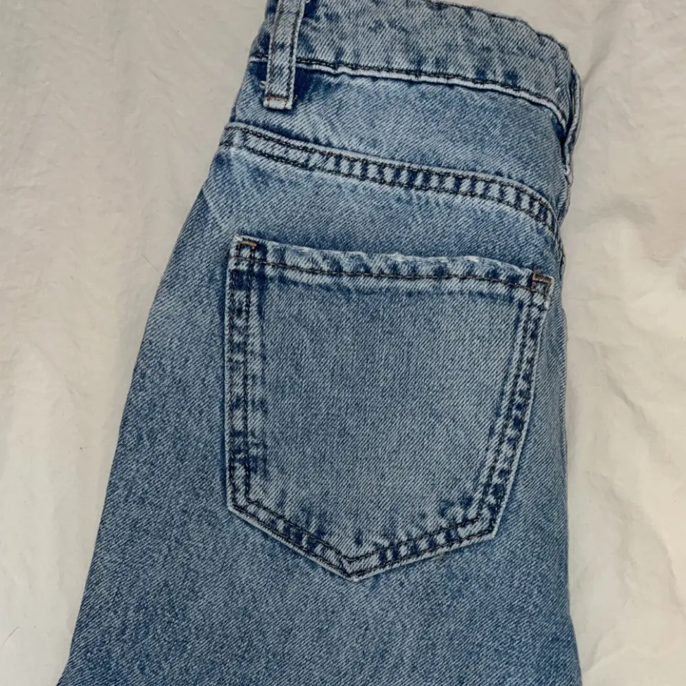 Mid waist jeans köpta från Gina. Tryck inte på köp nu! Pris går alltid att diskutera. Nypris 350. Jeans & Byxor.