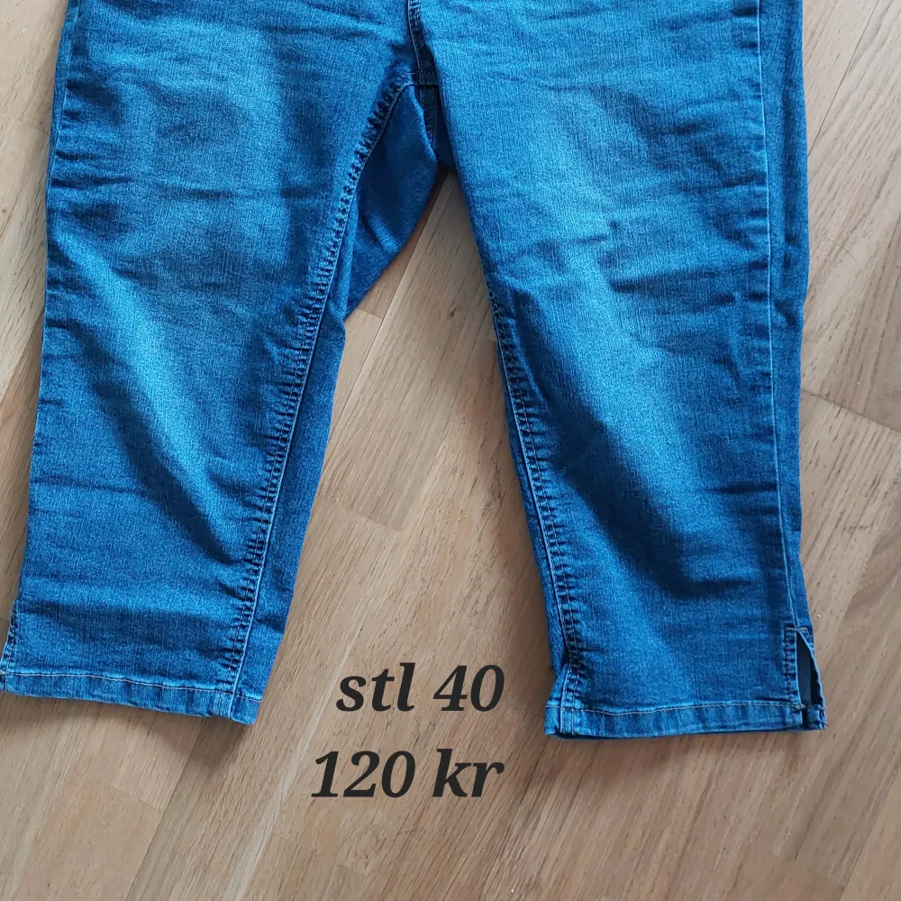 Säljer 3 par byxor i stl 40  Nyskick. Porto tillkommer . Jeans & Byxor.