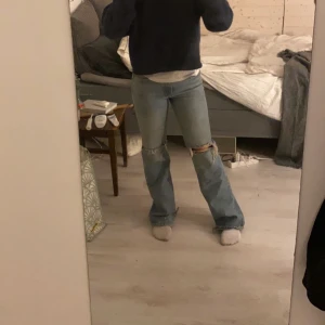 Zara jeans  - Säljer mina underbara zara jeans, jag skulle säga att dom är relativt lågmidjade. Säljer pga de är för stora för mig!💘💘