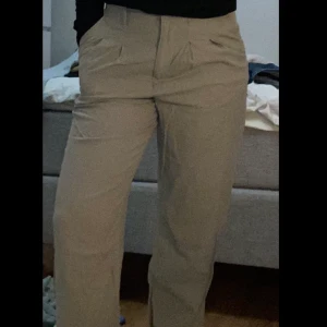 Linnebyxor  - Tyg/Linne byxor som är super sköna och svala. Köp era linnebyxor i god tid, säljs ej längre i butik. (Köparen står för frakt) 💕