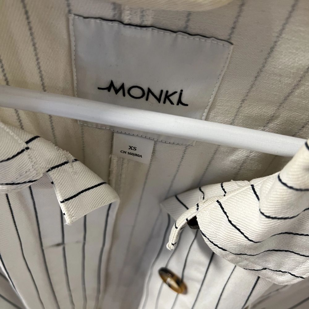 Superfin svartvit randig jeansjacka från Monki, perfekt till våren. Använt skick. Köpare står för frakt.. Jackor.