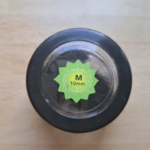 Burk med ögonfransar Ny🌞 - Här har jag en Ny Burk med massor med ögonfransar, man tar dom en o en🌞dom har legat i en låda till ingen nytta 🌞 Pris 8 kr plus frakt 16 kr 🌞 Swish finns 🌞 vid frågor kontakta mig 🌞 Anki 
