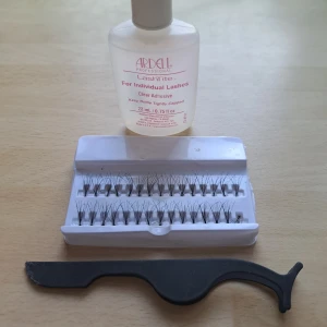 Lösögonfrans-Kit🌞 - Här har jag ett jättefint Lösögonfrans-kit🌞Lim, ögonfransar samt en pincett för att sätta fast ögonfransar med 🌞 Aldrig använd dock såg jag i asken att en frans är upponer🫢🌞 Prisidé: 20 kr..kom med förslag ☺️ plus frakt efter överenskommelse 🌞
