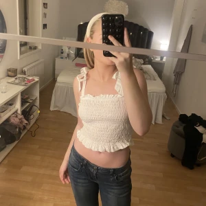 Topp - Jättefin topp till fest eller en somrig dag! Går att använda både med och utan banden!💓