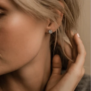 Örhängen  - Blomdahls ”Brilliance Halo” 8mm i ren medicinsk titan. Nypris 549 kr