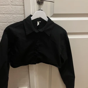 Croppad skjorta från Nelly  - Oanvänd skjorta från Nelly. Ordinarie pris 199 kr. Storlek 34