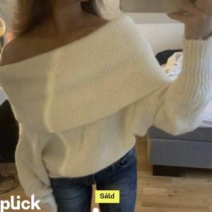 Säljer denna stickade tröjan som är köpt här på plick! Säljer pga att den var lite stor på mig💞(lånade bilder)