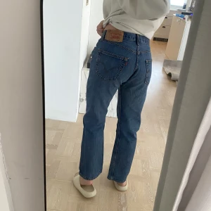 Vintage Levi’s 501 💙 - Vintage Levi’s 501 i klassisk stentvätt. W32L30. Sitter lite löst på mig som vanligtvis har W27-28. Midjemått rakt över: 40cm. Innerbenslängd: 73cm. Jeansen har varit insydda och har därför ett mörkare streck längst med benet på båda sidorna. 