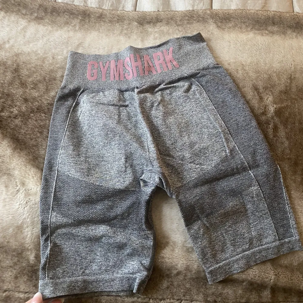 Vital semless shorts från gymshark, lite längre på benen och åker inte upp vid träning, iprincip oanvända ❤️. Jeans & Byxor.