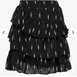 Säljer min Sofie Schnoor kjol då den inte kommer till användning. Den är i nyskick och har ett fint mönster med blixtar på. Köptes för ca 600kr och säljer för ett rimligt pris runt 200-300kr. Storlek 164