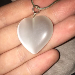 Hjärt halsband  - Jag har inte använt den så mycket som jag velat, därför säljer jag den vidare till någon som kommer använda den mer ❤️