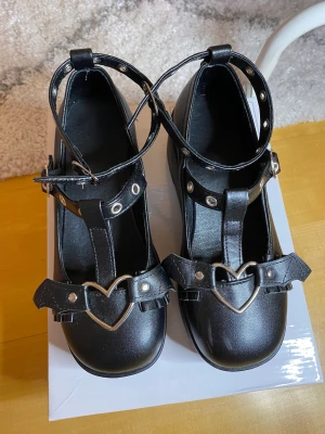 Alt skor!  - Säljer pga är försmå! Älskar dom hur mycket som helst och skulle använt mycke ifall dom passade mig! I storlek 37 men skulle nog passa dig även ifall din storlek är 36! 