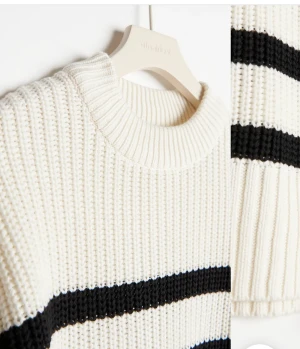 Gina tricot  - Produkt: Stickad oversized tröja Storlek: Xs  Info: Har inte haft på mig den en ända gång, säljer den för att den var lite för stor på mig och kunde inte lämna tillbaka den på grund av att jag har tagit av lappen men lappen finns och även kvittot 