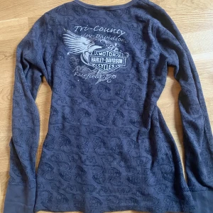 tröja - Skitfin Harley Davidson tröja i strl s☺️ den har inga defekter. Använd gärna köp nu😁