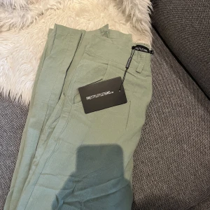 Linne byxor  - Ett par gröna linnebyxor från PLT, kommer tyvärr aldrig till användning, helt nya med prislapp på! Storlek XS