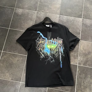 Weekday T-shirt  - Tjena säljer min weekday t-shirt. Aldrig använt den prislappen sitter kvar på tröjan så den är i nyskick. 