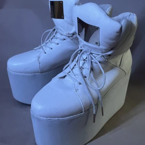 PLATÅSKOR FANNY LYCKMAN FOR ESTRADEUR - Vita platåskor från Fanny Lyckman För Estradeaur. Använda flertalet gånger. Fler bilder eller frågor? Skicka ett medelande :) 