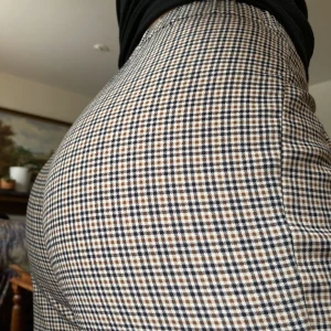 Kostymbyxor  - Rutiga ”kostymbyxor” i stort sett helt oanvända. Tunt luftigt tyg!