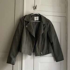 Jacka i konstläder från JDY - Jacka i läderimitation (mocka) från Jacqueline de Young i strl 40. 