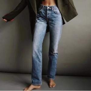Fina zara jeans i en mörkblå färg, säljs då de är för stora på mig i midjan. Jättefina och inga skador på de!💞
