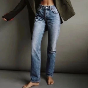 Zara jeans  - Fina zara jeans i en mörkblå färg, säljs då de är för stora på mig i midjan. Jättefina och inga skador på de!💞