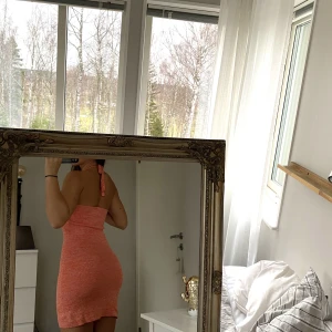 Klänning - Fin organgespräcklig sommarklänning med knytning i nacken. Faller en bit under rumpan på mig som är 175 cm. Lite tjockare jätteskönt material. Använd en gång. Ordinarie pris ca 200 kr