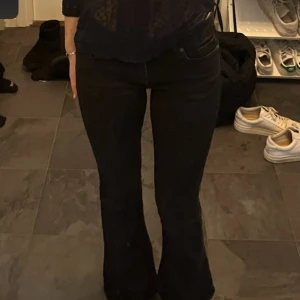 Lågmidjade jeans - Jätte fina lågmidjade jeans från zara! Säljs inte längre 💕är deras lågmidjade bootcut modell💕storlek 36! Bilderna är egna, passar alla under 175 i längden  GRATIS FRAKT