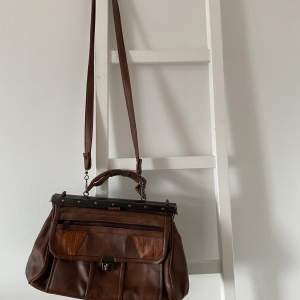 Fin vintage brun skinnväska som inte kommer till användning längre!