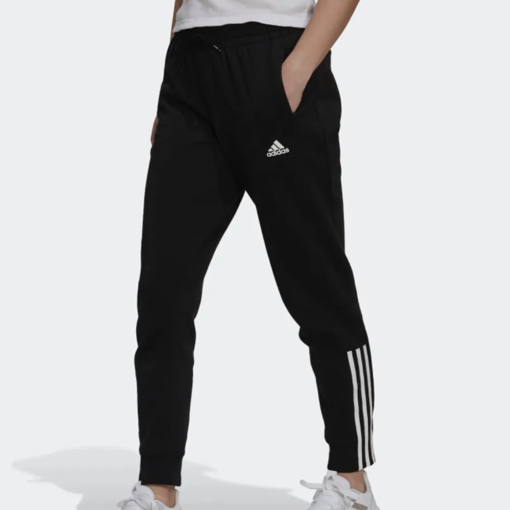 Säljer ett par Adidas essentiall 3-stripes pants som jag har växt ur. Inte superanvända och inga större defekter. Pm för fler bilder eller frågor :). Jeans & Byxor.