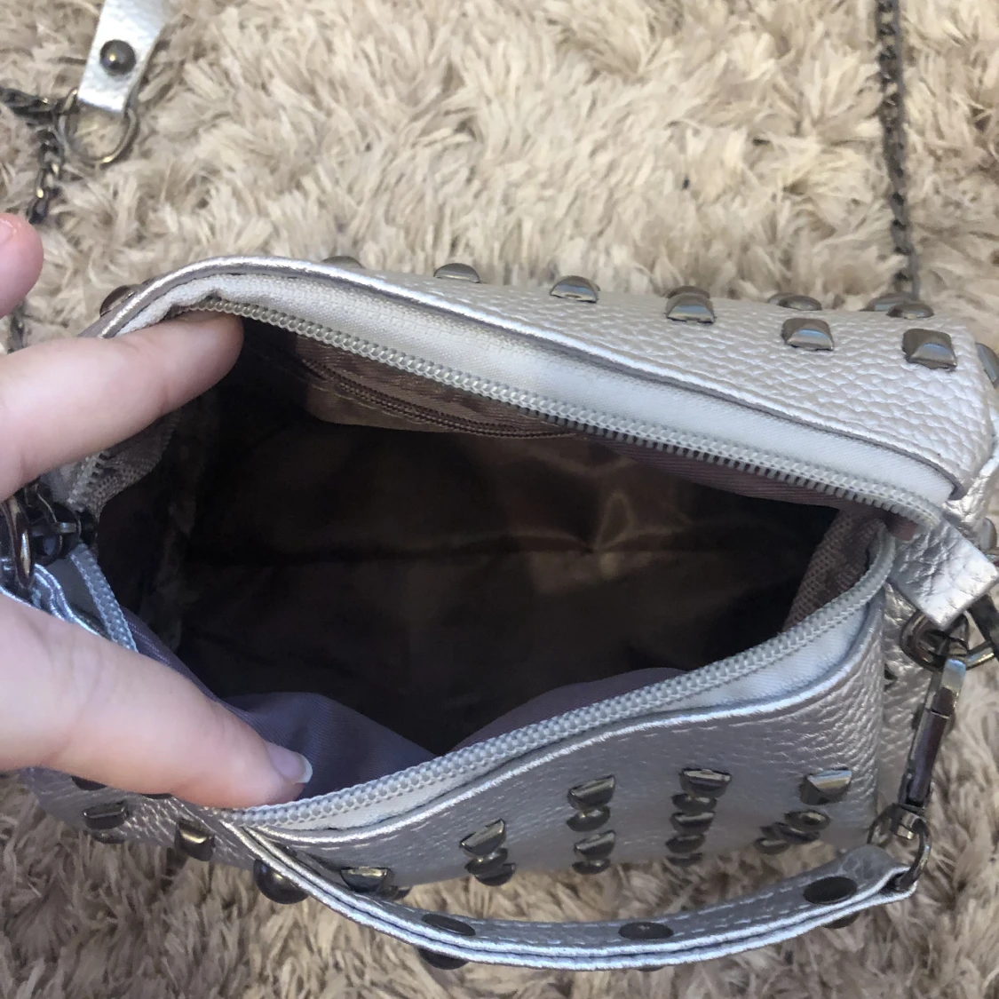 Silver väska med nitar - 91