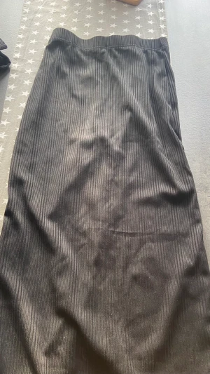 Ribbad kjol - Säljer min kjol från Shein. Ribbad svart kjol med slits. Nypris 149kr säljer för 90kr