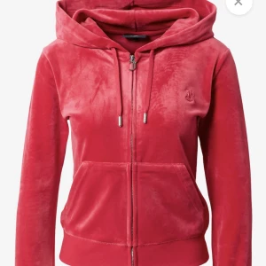 Juicy couture tröja - Super fin och populär juicy counture tröja i färgen Astor Red. Helt slutsåld på hemsidan, säljer pågrund av att den inte kommer till användning. Ny skick, nästan aldrig använd. Nypris 1200kr. Kom privat för fler funderingar💘 (Köparen står för frakt)