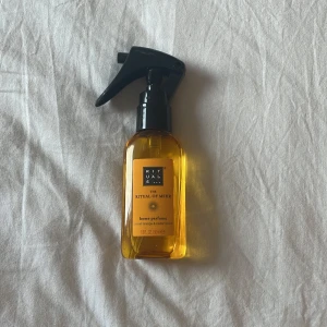 Home perfume  - En home perfume från rituals med doft av sweet orange & cedar wood! Doftar verkligen som ett spa. På tredje bilden visar hur mycket som är kvar!💕(50ml)