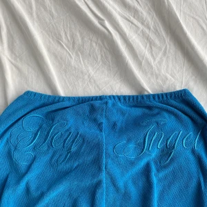 Bootcut byxor - Superfina bootcut byxor där de står hey angel på rumpan även jätte mjukt material, Köpta från bershka, nyskick!!💕💕