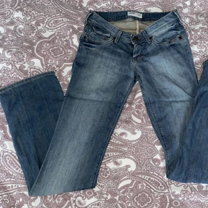 Lågmidjade Lee jeans - Super fina lågmidjade lee jeans, storlek 24 midjemått 68 innerbenslängd 78💓säljer pga för  små och har därför inga bilder med dem på tyvärr
