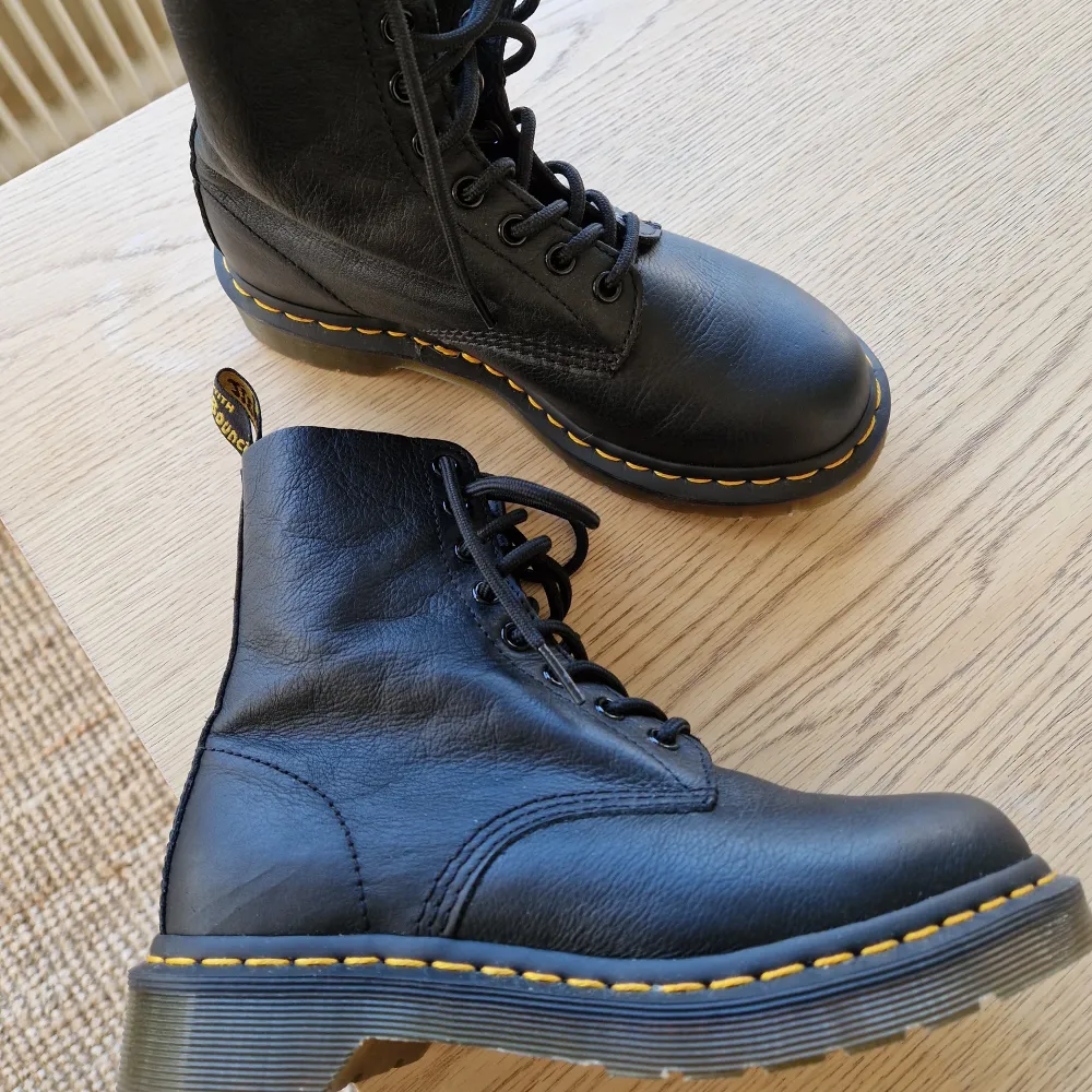 Dr Martens strl. 37 Använda 2 ggr men för små för mig!! :'(  Inget att anmärka på, kanske lite smuts och nån skrynkla i skinnet bara.   Kostar över 2k nya. . Skor.