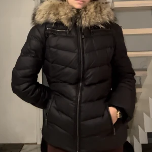 Dunjacka med päls - Fin Saki dunjacka med äkta päls🥰 köptes för ca4000kr fina detaljer på o logga på vänster ärm, skickar fler bilder vid förfrågan🥰 passar säker M med🥰tryck ej köp nu