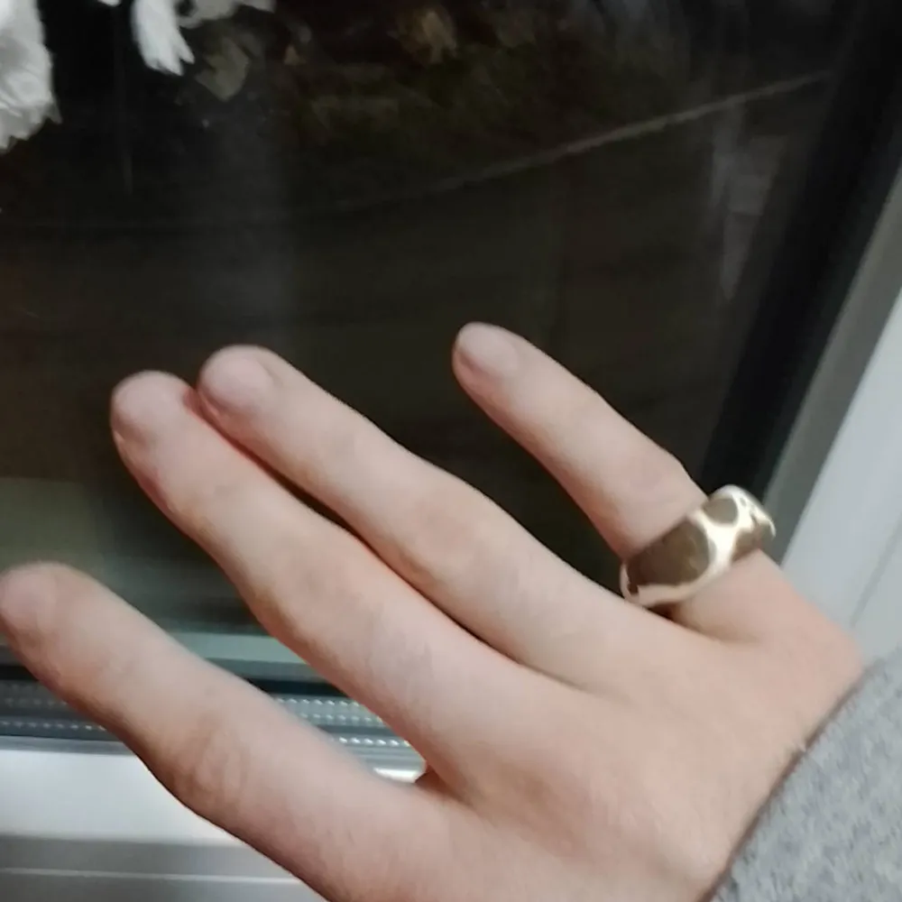 Jag gjorde denna ring för nu 2 år sen, den är i bra skick ändå. Använde den bara en gång. Den är ganska liten :'D OBS, likea det här ifall du vill köpa det nu❤️. Accessoarer.
