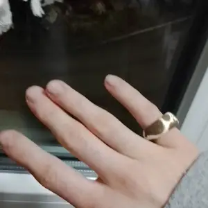 Jag gjorde denna ring för nu 2 år sen, den är i bra skick ändå. Använde den bara en gång. Den är ganska liten :'D OBS, likea det här ifall du vill köpa det nu❤️