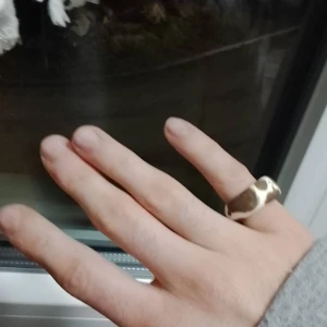 Clay ring - Jag gjorde denna ring för nu 2 år sen, den är i bra skick ändå. Använde den bara en gång. Den är ganska liten :'D OBS, likea det här ifall du vill köpa det nu❤️